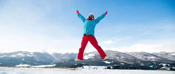 Junge Frau springt in die Berge — Stockfoto