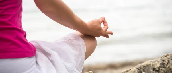 Mulher meditando no lago — Fotografia de Stock