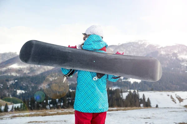 Snowboarder κορίτσι στέκεται με snowboard, — Φωτογραφία Αρχείου