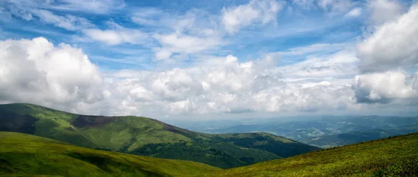 Increíbles montañas de Cárpatos — Foto de Stock