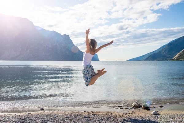 Kvinna-hoppning på sjön — Stockfoto