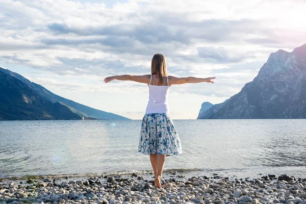 Vrouw mediteren op het meer — Stockfoto