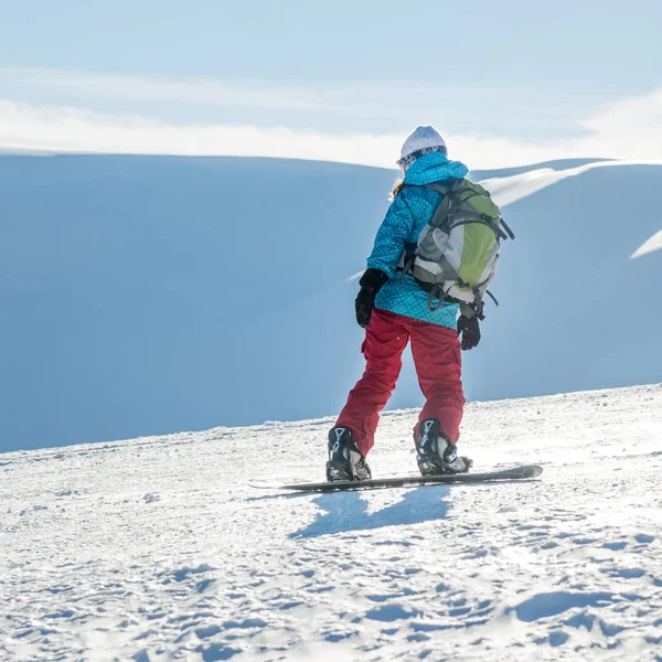 Jeune femme sur le snowboard — Photo