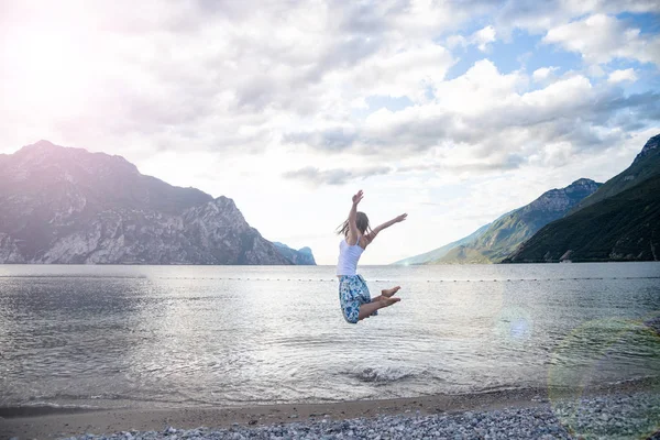 호수에서 점프 하는 여자 — 스톡 사진