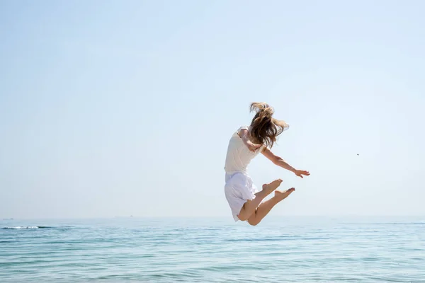 Feliz bela menina saltando — Fotografia de Stock