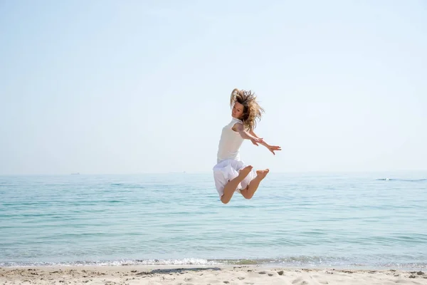 Feliz hermosa joven saltando — Foto de Stock