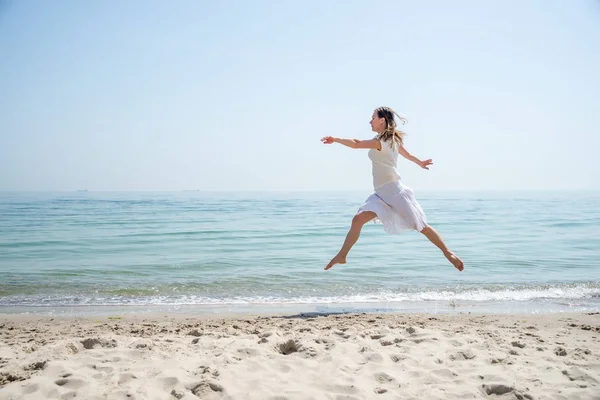 행복 한 아름 다운 젊은 여자 점프 — 스톡 사진