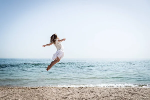Mutlu güzel genç kız atlama — Stok fotoğraf