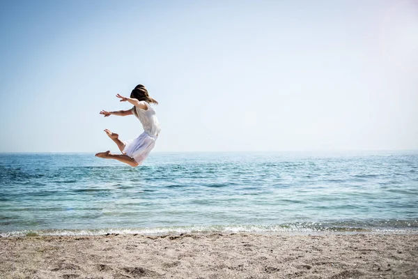 Счастливая красивая девушка прыгает — стоковое фото