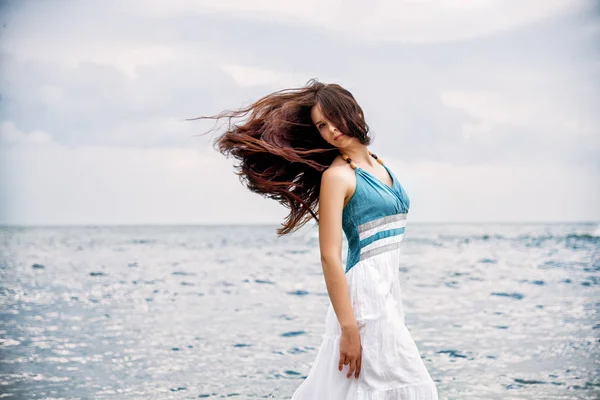 Retrato de moda de uma menina no mar — Fotografia de Stock