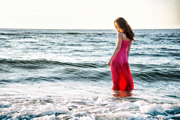 Kobieta stojąc na brzegu morza — Zdjęcie stockowe