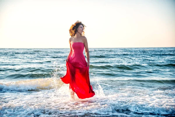 Frau steht auf dem Meer — Stockfoto