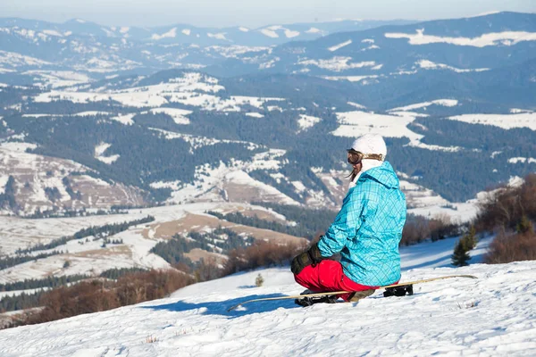 Junge Frau mit Snowboard — Stockfoto