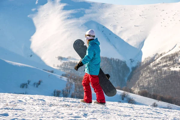 Junge Frau mit Snowboard — Stockfoto