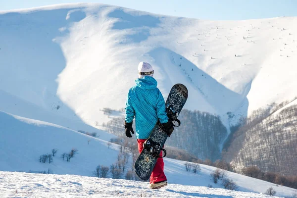 Snowboarder meisje permanent met snowboard, — Stockfoto