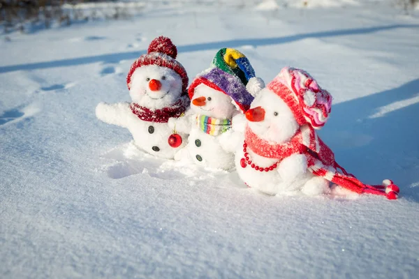 幸せな雪だるまの家族 — ストック写真