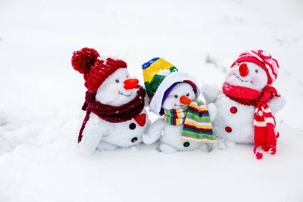 Familia feliz muñeco de nieve — Foto de Stock