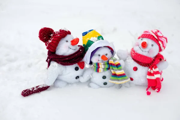 Familia feliz muñeco de nieve — Foto de Stock