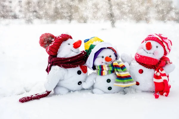 Felice famiglia pupazzo di neve — Foto Stock