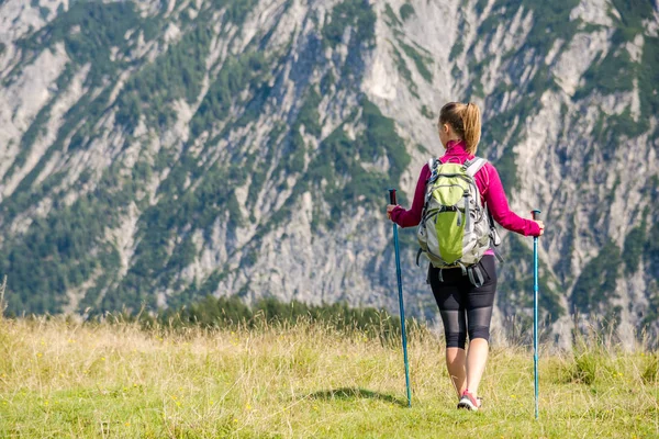 Young woman hiking in the mountains — Stock Photo, Image