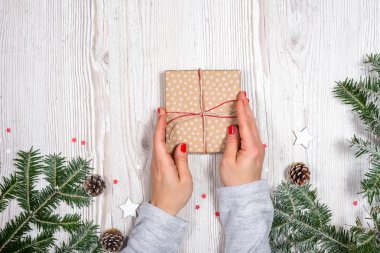 Hediyelik kutu Noel arka plan ile elinde