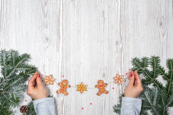 Geschenke in Händen mit weihnachtlichem Hintergrund — Stockfoto