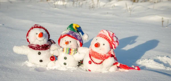 Familia feliz muñeco de nieve —  Fotos de Stock