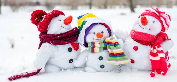 Familia feliz muñeco de nieve — Foto de Stock