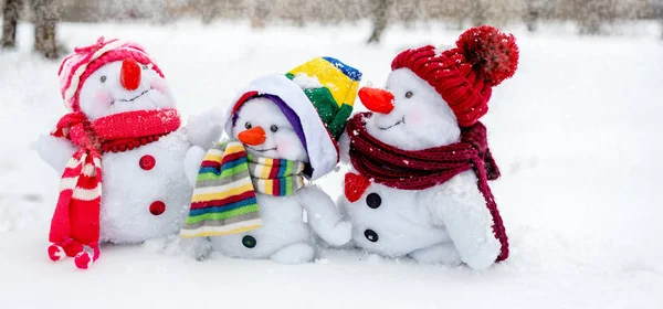Счастливая семья снеговиков — стоковое фото