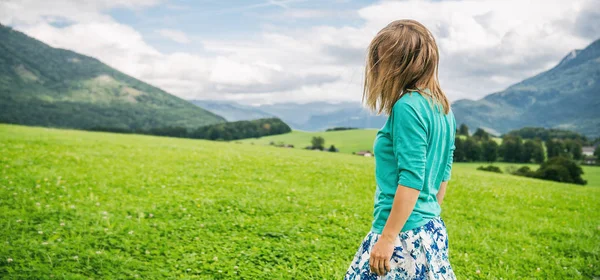 グリーン フィールドの若い女性の肖像画 — ストック写真