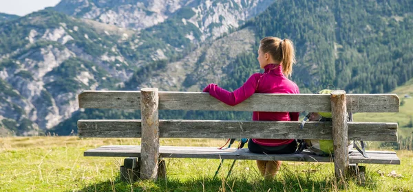 Young woman hiking in the mountains — Stock Photo, Image