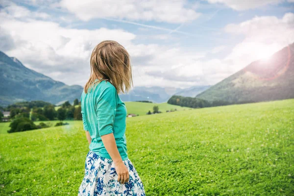 Portret van de jonge vrouw op het groene veld — Stockfoto