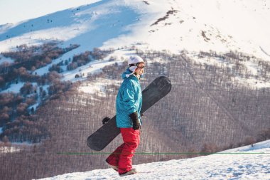 genç kadın snowboard
