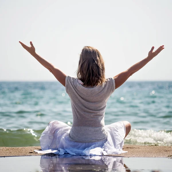 Mulher meditando no mar — Fotografia de Stock