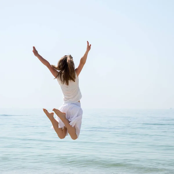 Feliz hermosa joven saltando — Foto de Stock