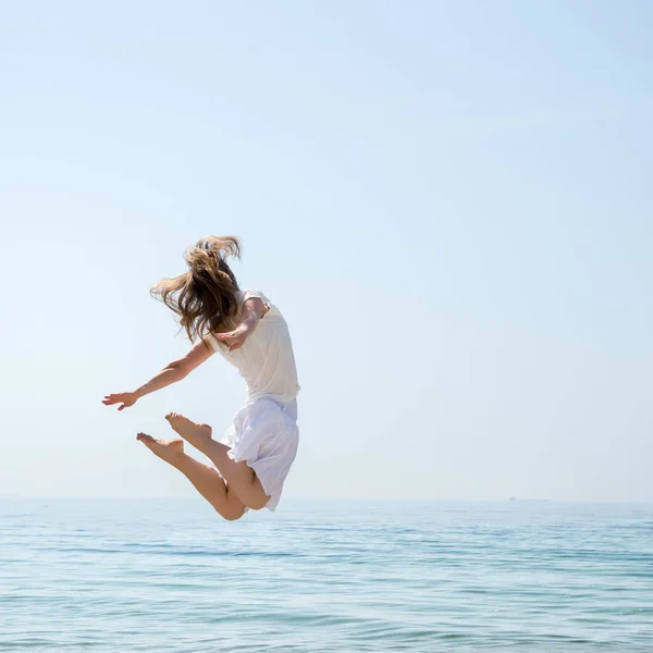 Feliz bela menina saltando — Fotografia de Stock