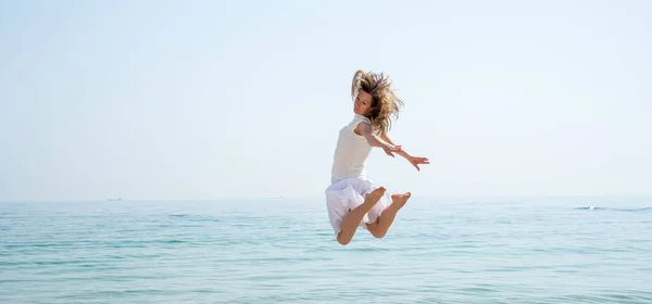 Feliz bela menina saltando — Fotografia de Stock