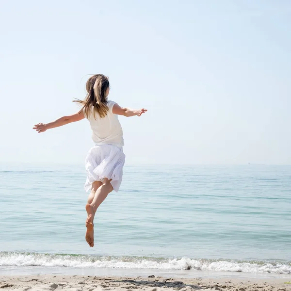 Счастливая красивая девушка прыгает — стоковое фото