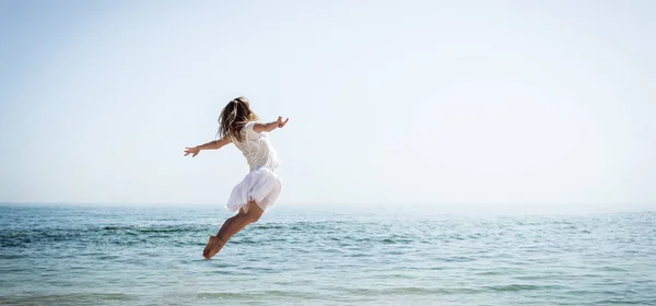 Gelukkig mooi jong meisje springen — Stockfoto