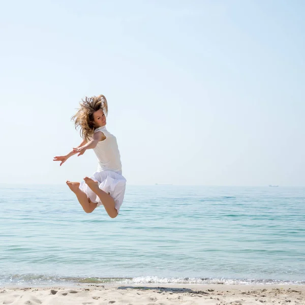 Gelukkig mooi jong meisje springen — Stockfoto