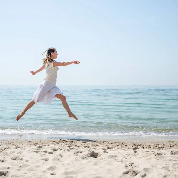 Glücklich schöne junge Mädchen springen — Stockfoto