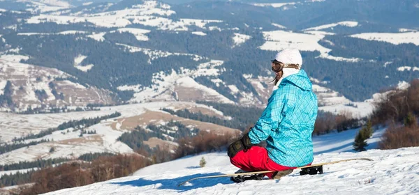 Junge Frau mit Snowboard — Stockfoto