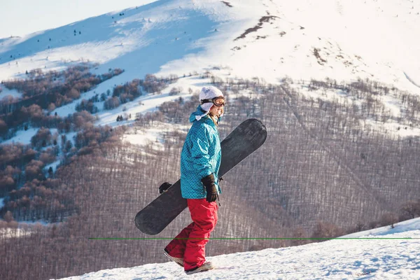 Genç kadın snowboard — Stok fotoğraf