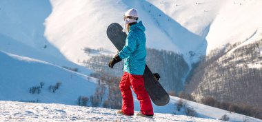 genç kadın snowboard