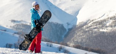 snowboard kız snowboard ile ayakta,