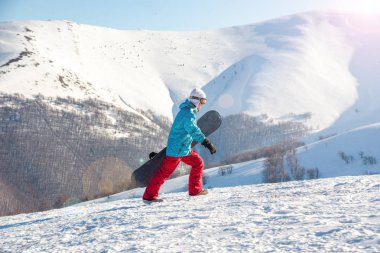 genç kadın snowboard