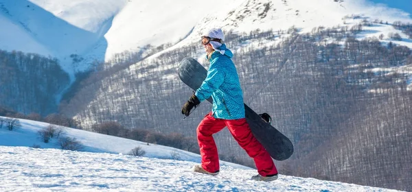 Mujer joven con snowboard — Foto de Stock
