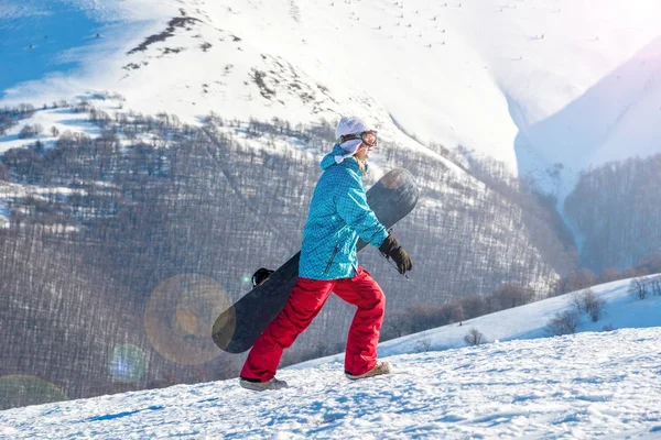 Junge Frau mit Snowboard — Stockfoto