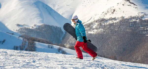 Mujer joven con snowboard —  Fotos de Stock