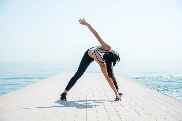 Fitness Girl trabalhando na praia — Fotografia de Stock